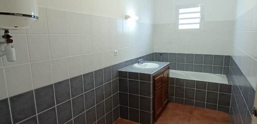 A vendre un appartement T3 de 71m2 avec varangue à proximité des commerces à Saint Benoit