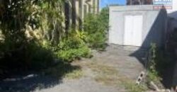 A vendre un local professionnel de 218m2 sur un vaste terrain de 395m2 situé au centre ville du Port