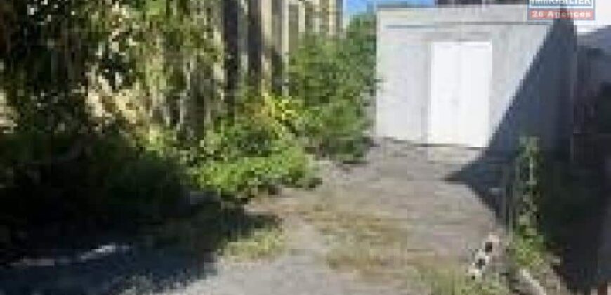 A vendre un local professionnel de 218m2 sur un vaste terrain de 395m2 situé au centre ville du Port