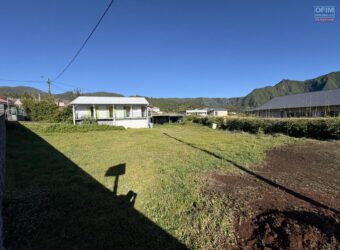 A vendre une villa F5 avec garage sur un vaste terrain de plus de 2000m2 à Plaines des Palmistes