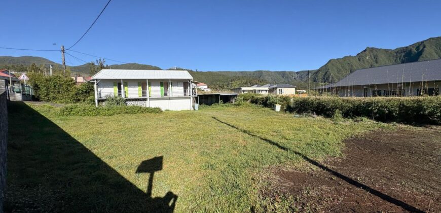 A vendre une villa F5 avec garage sur un vaste terrain de plus de 2000m2 à Plaines des Palmistes