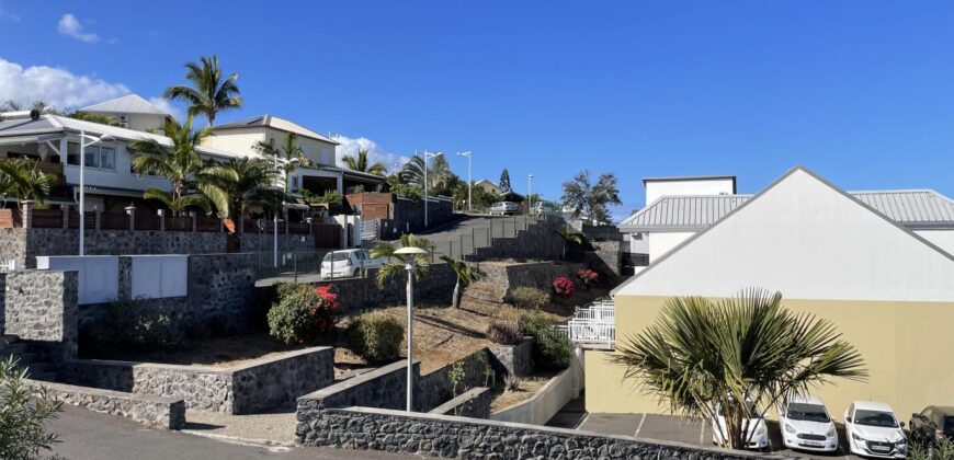 A vendre un appartement T3 en duplex proche des plages et des commerces à la Saline les bains