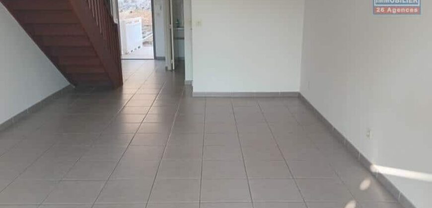 A vendre un appartement T3 en duplex proche des plages et des commerces à la Saline les bains