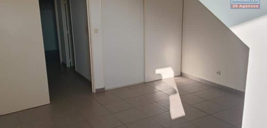 A vendre un appartement T3 en duplex proche des plages et des commerces à la Saline les bains
