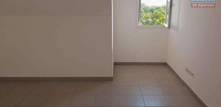 A vendre un appartement T3 en duplex proche des plages et des commerces à la Saline les bains