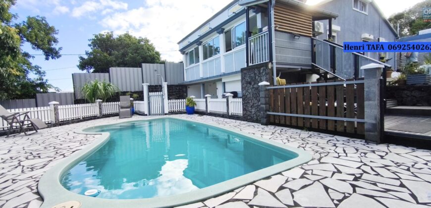 À vendre une belle villa T4 de 100 m2 avec piscine située dans dans le quartier de Vincendo