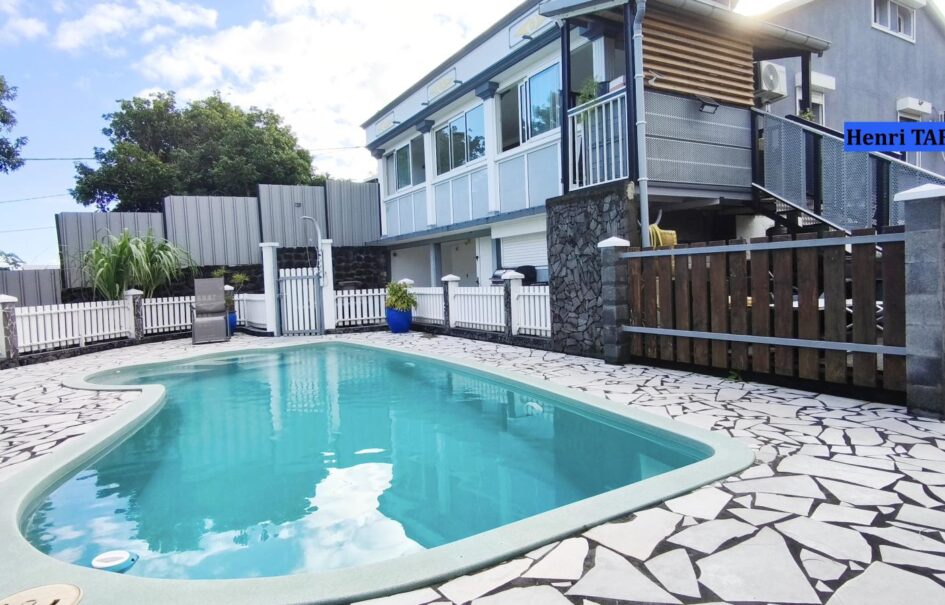 À vendre une belle villa T4 de 100 m2 avec piscine située dans dans le quartier de Vincendo