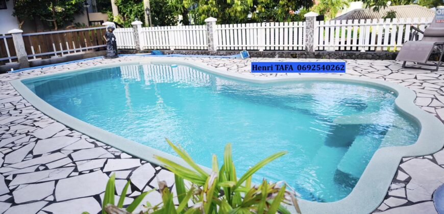 À vendre une belle villa T4 de 100 m2 avec piscine située dans dans le quartier de Vincendo