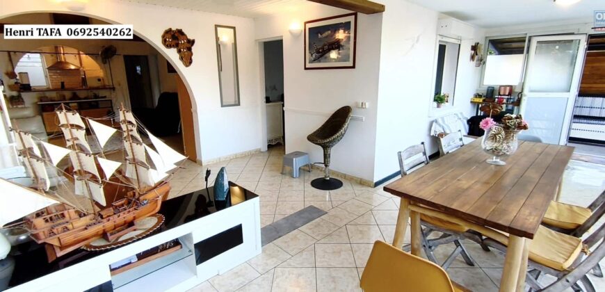 À vendre une belle villa T4 de 100 m2 avec piscine située dans dans le quartier de Vincendo