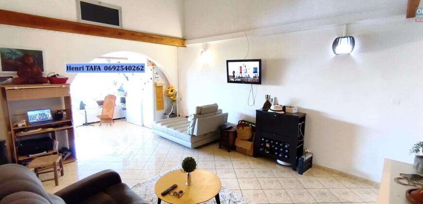 À vendre une belle villa T4 de 100 m2 avec piscine située dans dans le quartier de Vincendo