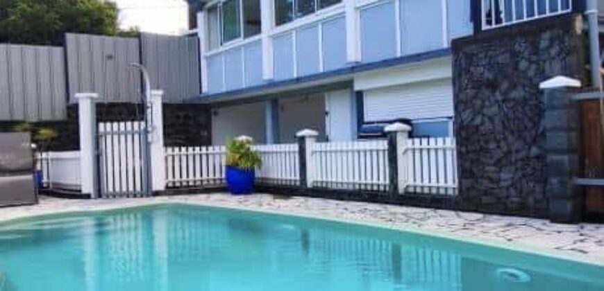 À vendre une belle villa T4 de 100 m2 avec piscine située dans dans le quartier de Vincendo