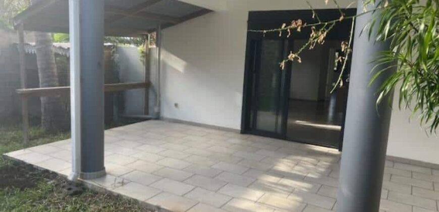 À louer un appartement T3 de 65 m2 habitable situé à Etang Salé Les Hauts proche du centre-ville