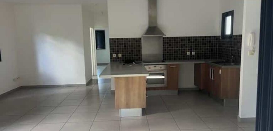 À louer un appartement T3 de 65 m2 habitable situé à Etang Salé Les Hauts proche du centre-ville