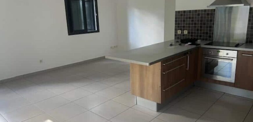 À louer un appartement T3 de 65 m2 habitable situé à Etang Salé Les Hauts proche du centre-ville