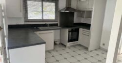 En vente une lumineuse villa jumelée de type F3/4 avec jardin sur un vaste terrain de 431m2 à Sainte Clotilde