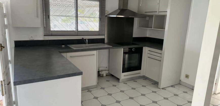 En vente une lumineuse villa jumelée de type F3/4 avec jardin sur un vaste terrain de 431m2 à Sainte Clotilde