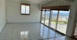 En vente une lumineuse villa jumelée de type F3/4 avec jardin sur un vaste terrain de 431m2 à Sainte Clotilde