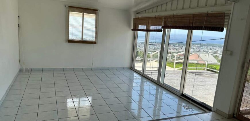 En vente une lumineuse villa jumelée de type F3/4 avec jardin sur un vaste terrain de 431m2 à Sainte Clotilde
