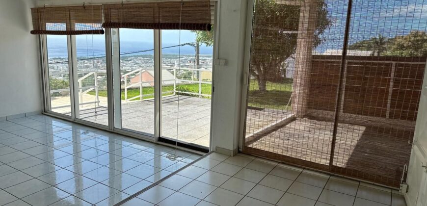 En vente une lumineuse villa jumelée de type F3/4 avec jardin sur un vaste terrain de 431m2 à Sainte Clotilde
