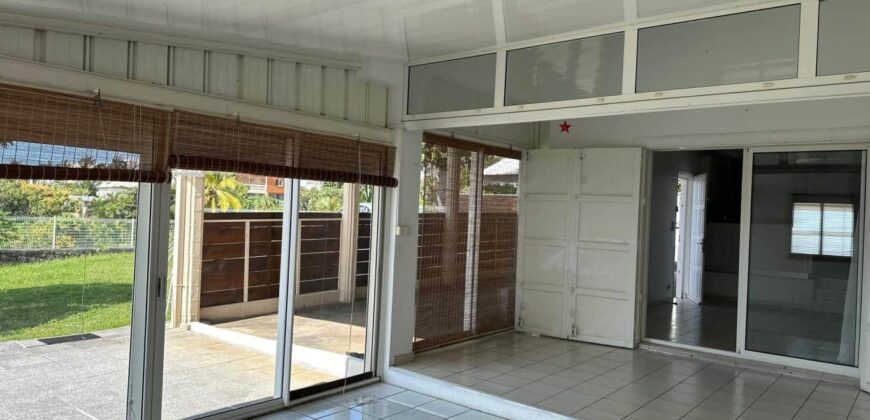En vente une lumineuse villa jumelée de type F3/4 avec jardin sur un vaste terrain de 431m2 à Sainte Clotilde