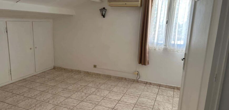 En vente une lumineuse villa jumelée de type F3/4 avec jardin sur un vaste terrain de 431m2 à Sainte Clotilde