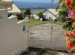 En vente une lumineuse villa jumelée de type F3/4 avec jardin sur un vaste terrain de 431m2 à Sainte Clotilde