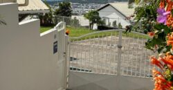 En vente une lumineuse villa jumelée de type F3/4 avec jardin sur un vaste terrain de 431m2 à Sainte Clotilde