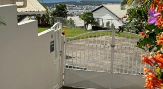 En vente une lumineuse villa jumelée de type F3/4 avec jardin sur un vaste terrain de 431m2 à Sainte Clotilde