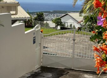 En vente une lumineuse villa jumelée de type F3/4 avec jardin sur un vaste terrain de 431m2 à Sainte Clotilde