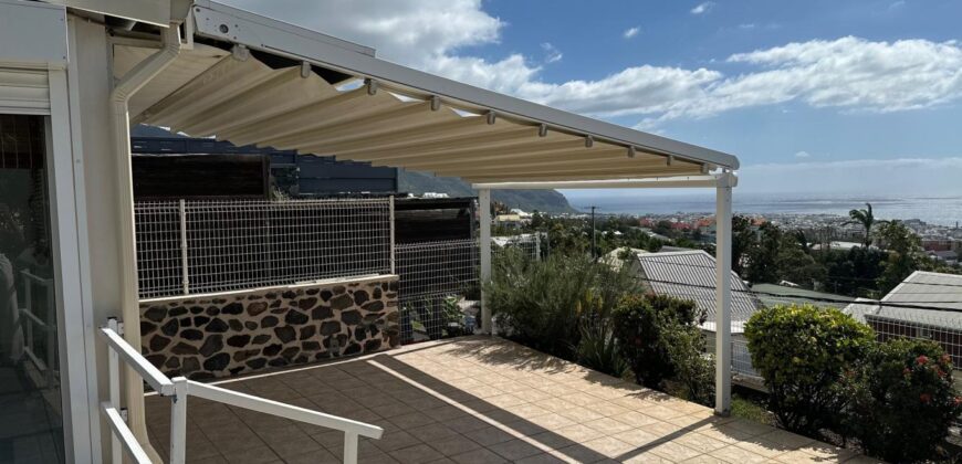 En vente une lumineuse villa jumelée de type F3/4 avec jardin sur un vaste terrain de 431m2 à Sainte Clotilde