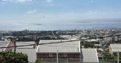 En vente une lumineuse villa jumelée de type F3/4 avec jardin sur un vaste terrain de 431m2 à Sainte Clotilde