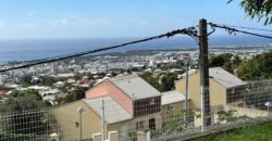 En vente une lumineuse villa jumelée de type F3/4 avec jardin sur un vaste terrain de 431m2 à Sainte Clotilde