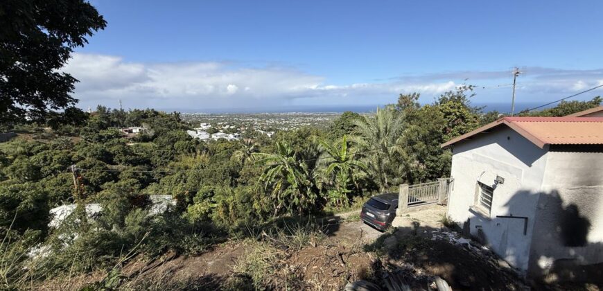 À vendre villa T3/4 de 120 m2 à rénover avec vue mer à La Rivière Saint-Louis