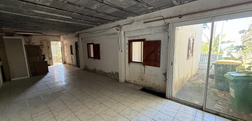 À vendre villa T3/4 de 120 m2 à rénover avec vue mer à La Rivière Saint-Louis