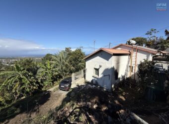 À vendre villa T3/4 de 120 m2 à rénover avec vue mer à La Rivière Saint-Louis