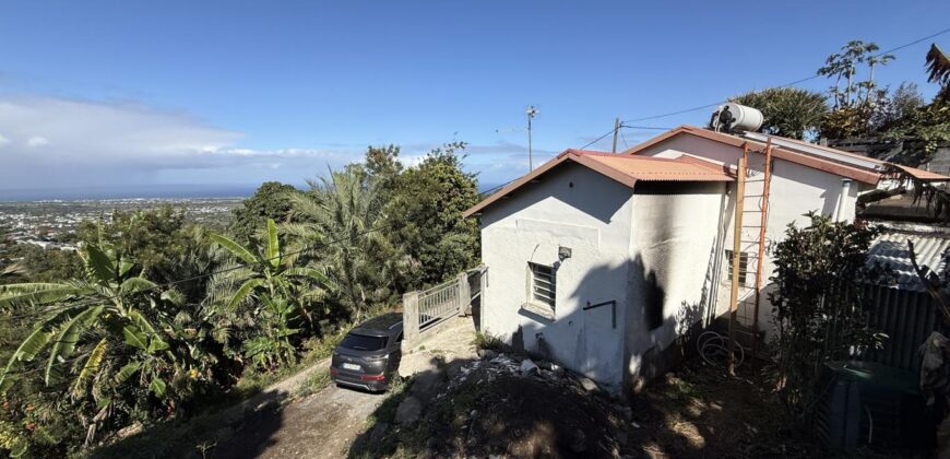 À vendre villa T3/4 de 120 m2 à rénover avec vue mer à La Rivière Saint-Louis