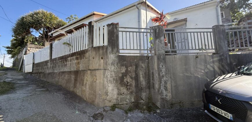 À vendre villa T3/4 de 120 m2 à rénover avec vue mer à La Rivière Saint-Louis