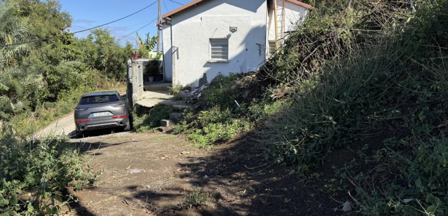 À vendre villa T3/4 de 120 m2 à rénover avec vue mer à La Rivière Saint-Louis