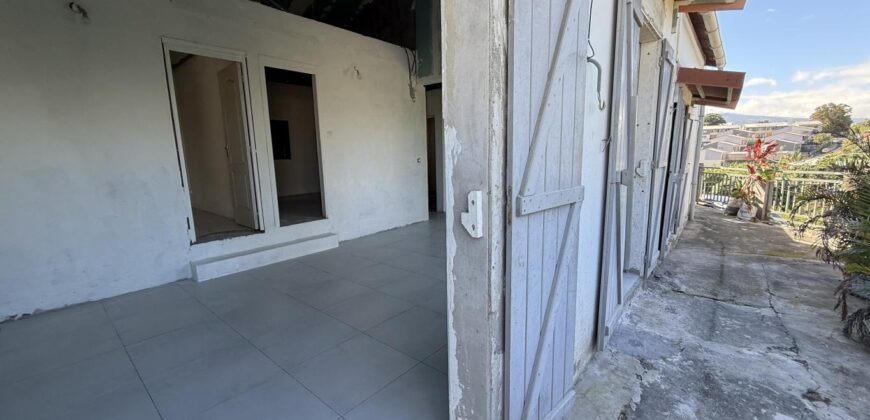 À vendre villa T3/4 de 120 m2 à rénover avec vue mer à La Rivière Saint-Louis