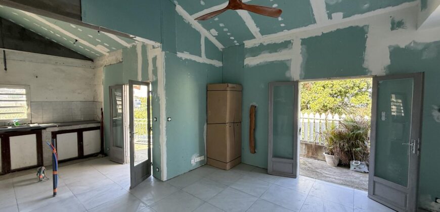 À vendre villa T3/4 de 120 m2 à rénover avec vue mer à La Rivière Saint-Louis