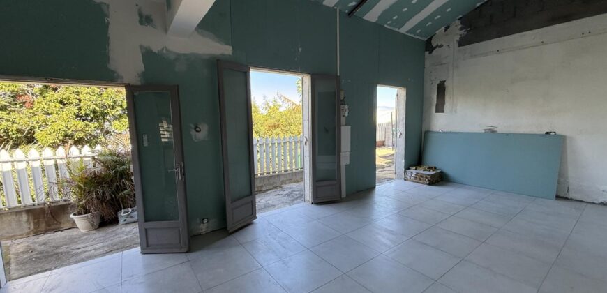 À vendre villa T3/4 de 120 m2 à rénover avec vue mer à La Rivière Saint-Louis
