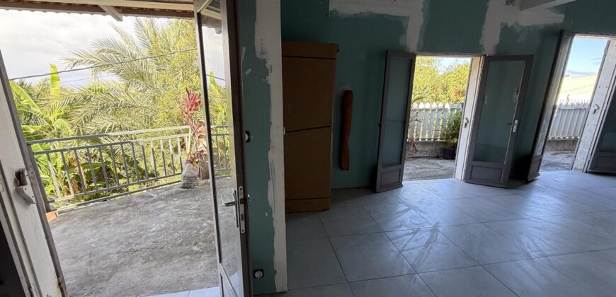 À vendre villa T3/4 de 120 m2 à rénover avec vue mer à La Rivière Saint-Louis