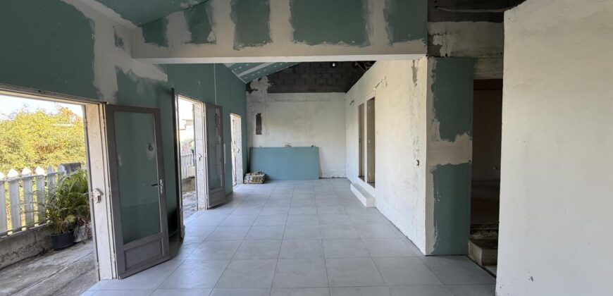 À vendre villa T3/4 de 120 m2 à rénover avec vue mer à La Rivière Saint-Louis