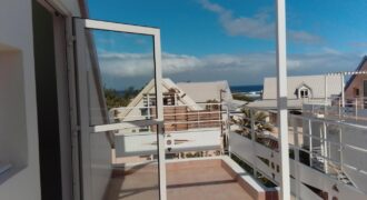 A louer un charmant appartement rénové en duplex de 65m2 offrant vue sur mer à la Saline les bains
