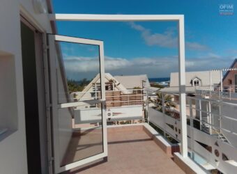 A louer un charmant appartement rénové en duplex de 65m2 offrant vue sur mer à la Saline les bains