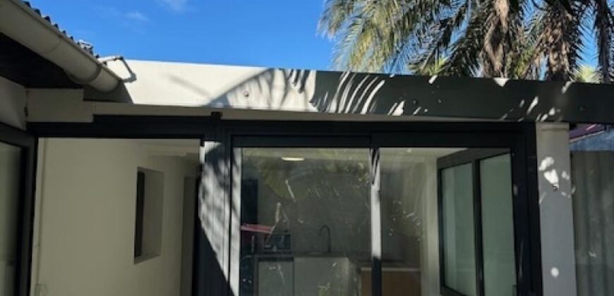 A louer un charmant studio meublé de 31m2 situé dans le secteur de Ligne Paradis à Saint Pierre