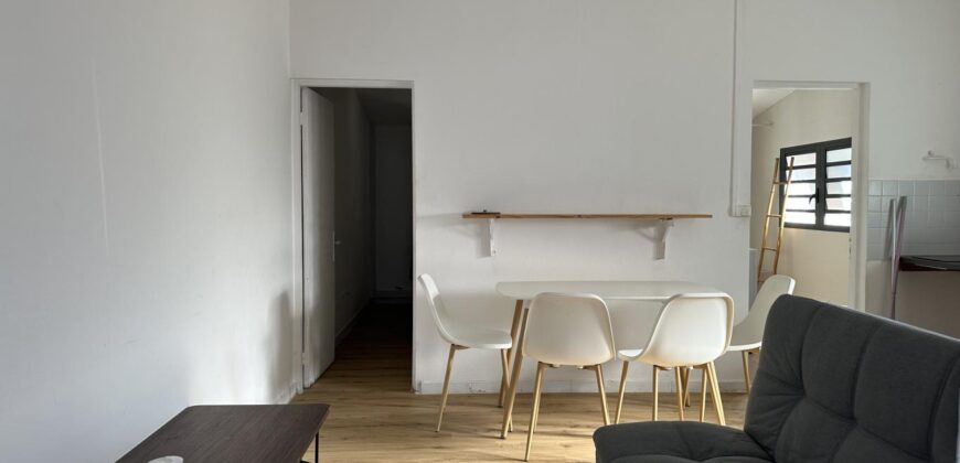 A louer un joli appartement F2 meublé de 44 m² avec parking situé dans le quartier de Ligne Paradis à Saint-Pierre