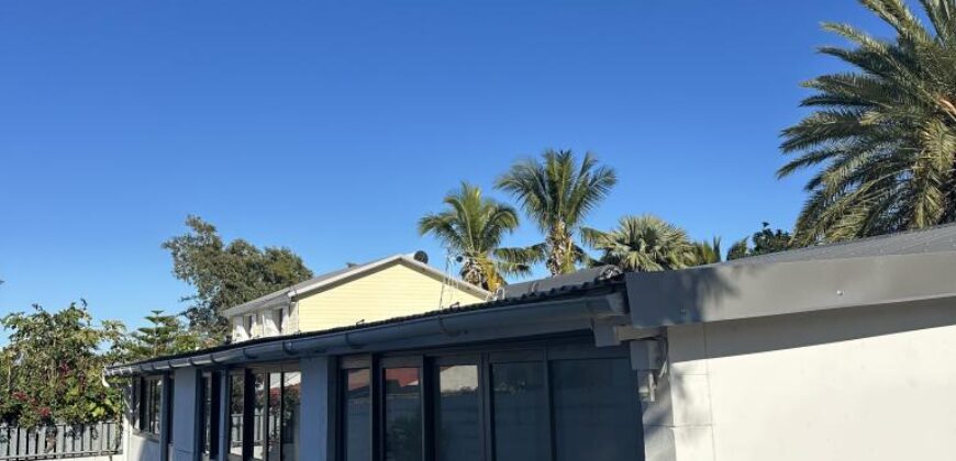 A louer un joli appartement F2 meublé de 44 m² avec parking situé dans le quartier de Ligne Paradis à Saint-Pierre