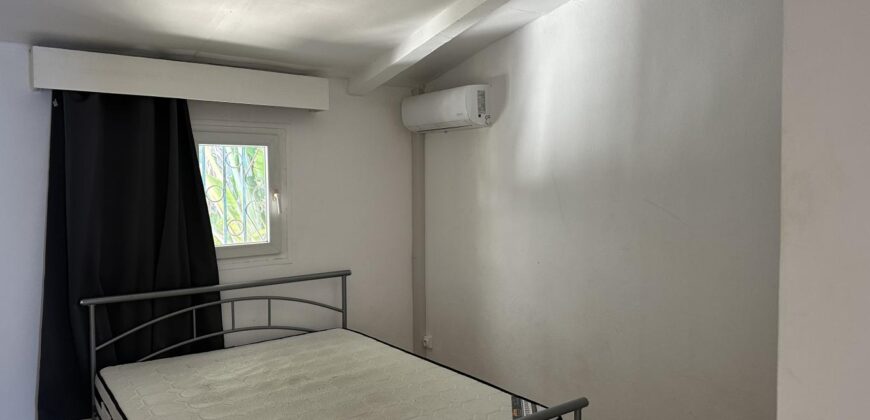 A louer un joli appartement F2 meublé de 44 m² avec parking situé dans le quartier de Ligne Paradis à Saint-Pierre