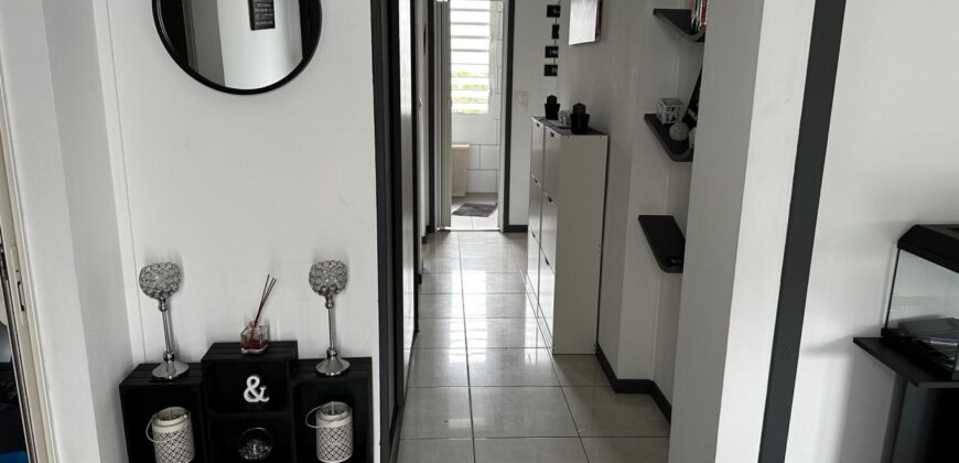 A louer un lumineux appartement meublé de typer F3 proche des commerces à Sainte Marie